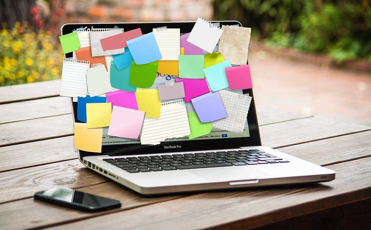 Post it notes op laptop